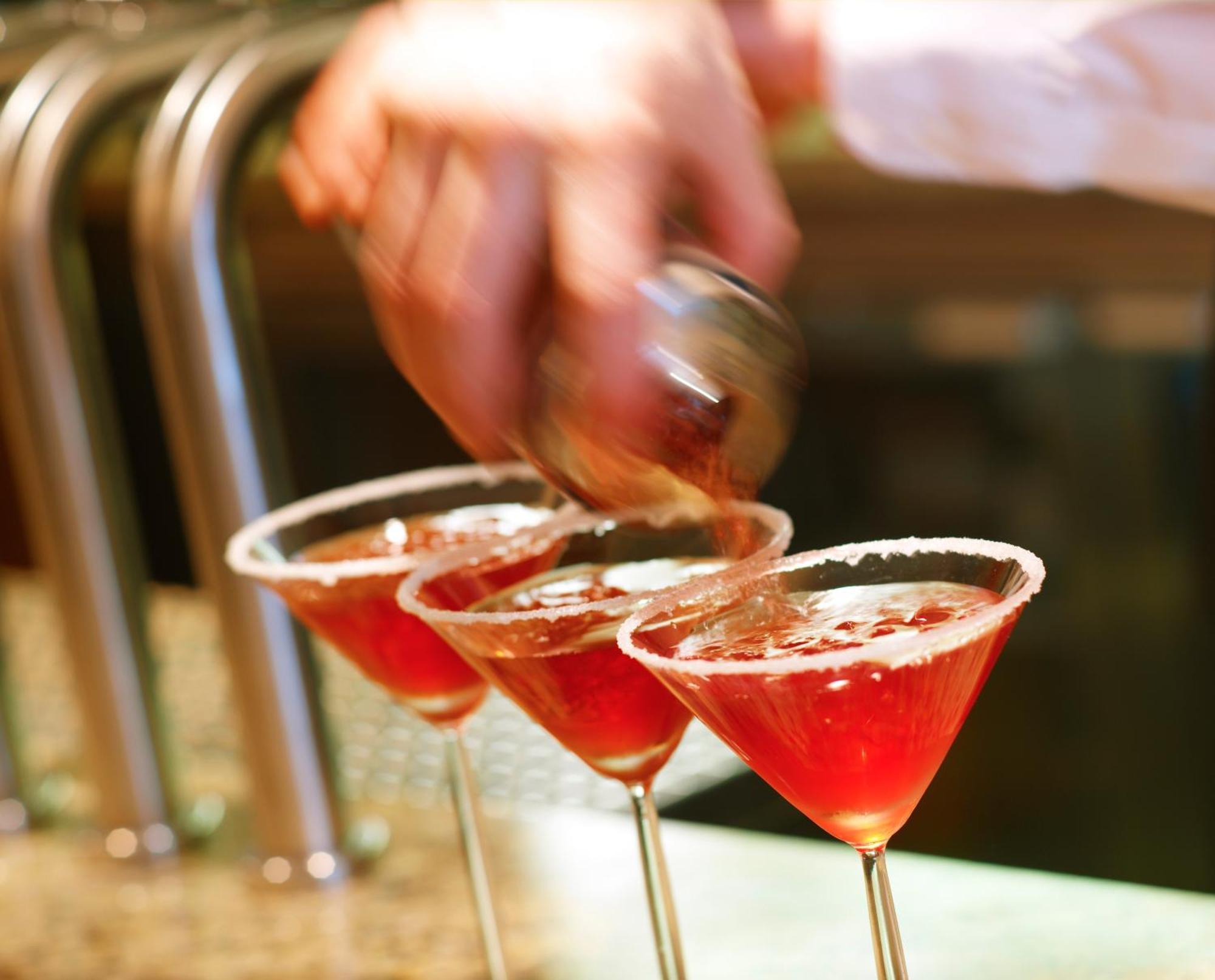 Aghadoe Heights Hotel & Spa Killarney Exterior foto A bartender seasoning a cocktail rim with a lemon wheel