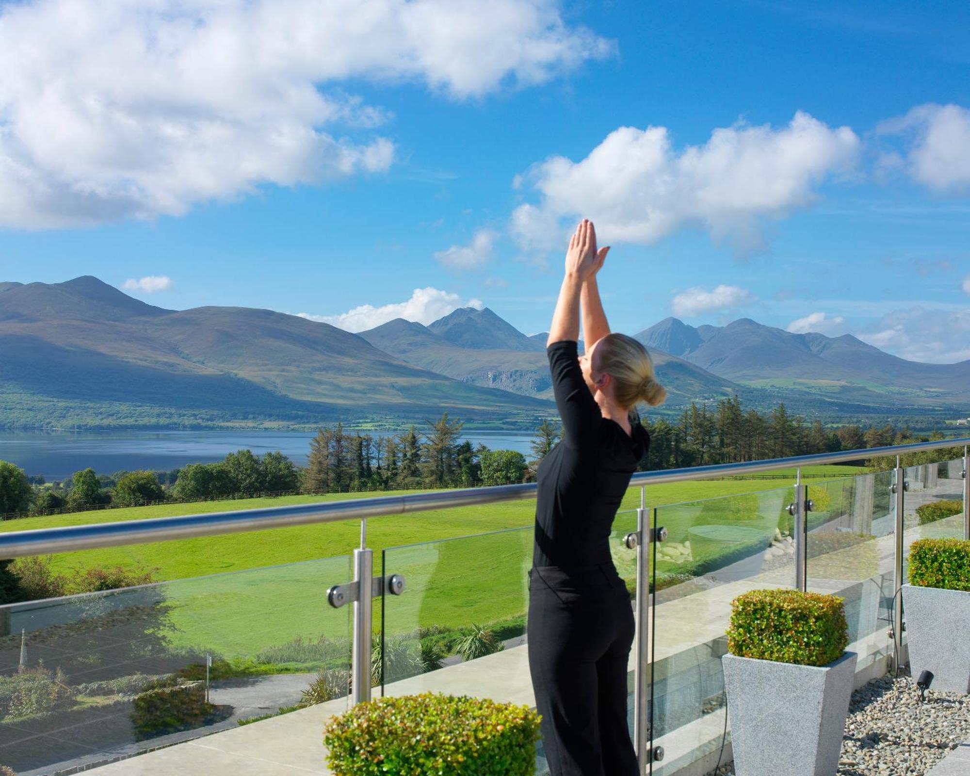 Aghadoe Heights Hotel & Spa Killarney Exterior foto A woman practicing yoga at the Ice House Hotel